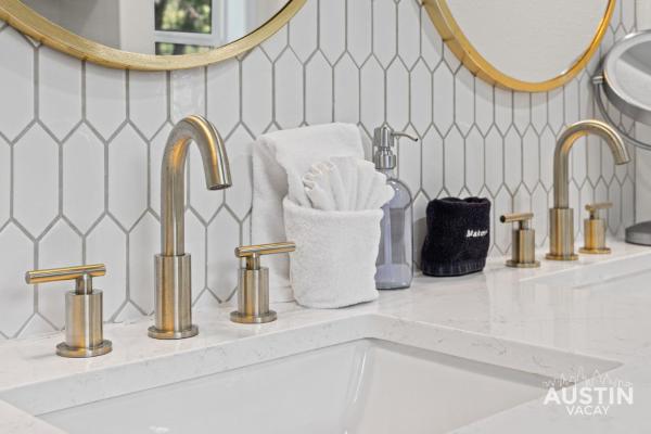 Mins To Lake Travis And The Oasis 1br 1 5ba Chic Retreat W Views By Austin Vacay - Austin, TX