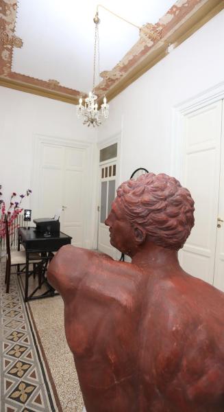 En la foto se muestra el objeto Rest and Go ubicado en la ciudad de Palermo.