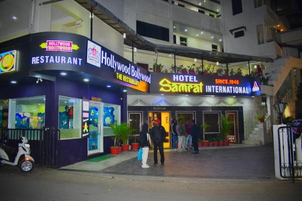 A la foto es mostra l'objecte Hotel Samrat International situat a la ciutat de Reodhar.