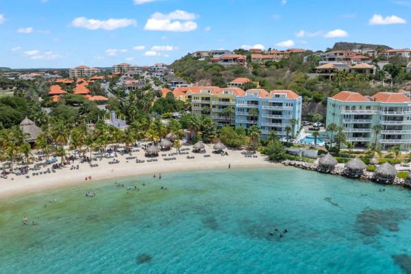 En la foto se muestra el objeto Spacious Ocean View Apartments with Balcony in Blue Bay ubicado en la ciudad de Blue Bay.