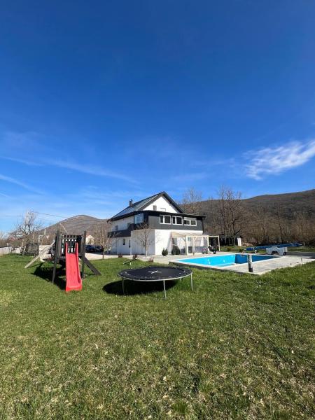 Στη φωτογραφία φαίνεται το αντικείμενο Lika Relax and Party House with sauna, jacuzzi and outdoor heated swimming pool που βρίσκεται στην πόλη Lovinac.