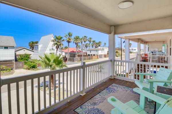 Walk Or Ride To Beach! Family Home With Patio Lounge - Port Aransas, TX
