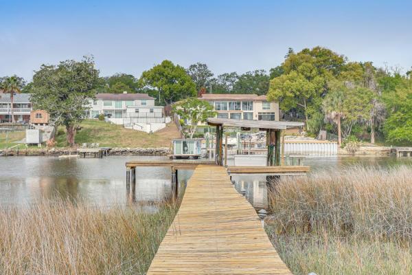 Dock! Waterfront Retreat 5 Mi To Dtwn Jacksonville - Jacksonville, FL
