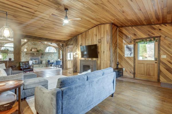Great For Groups! Spacious Melcroft Home W/ Deck - Donegal, PA