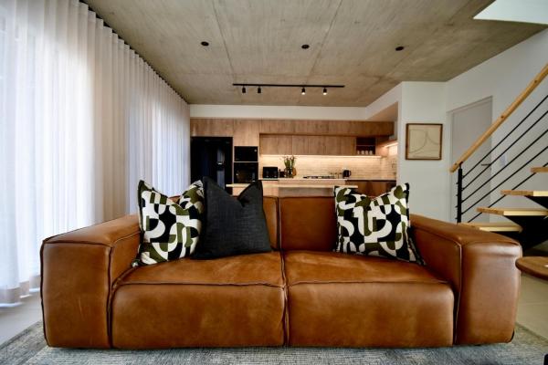 Stylish Family Friendly Townhouse With Bbq Patio - Windhoek
