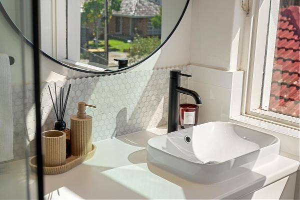 Kuva 3: Fleur at Lotus – Chic Boho Flat Near Glenelg & CBD