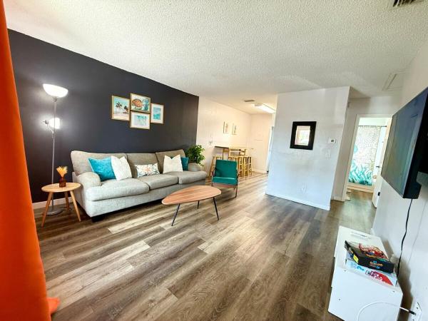 Tampa Bay Apartment Near Airport, Beaches & Dining - Pinellas Park, FL