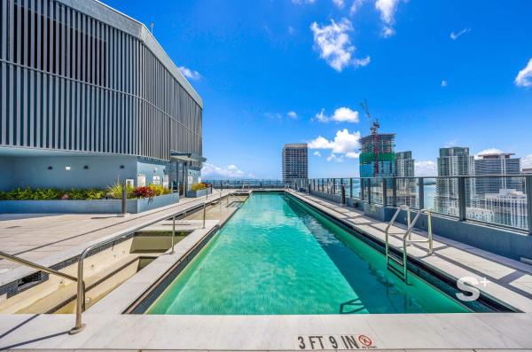 Sleek 1-br & Den In Central Dtw - Rooftop Pool - Miami