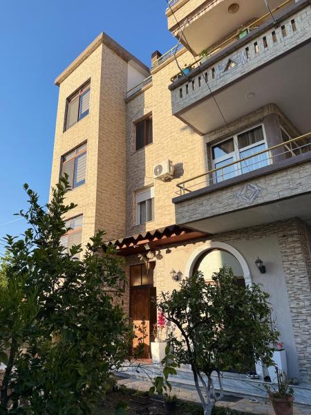 På billedet ses objektet Vila Mehmetaj beliggende i byen Durrës.