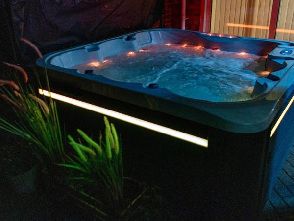 Luxury Spa Retreat With Hottub, Sauna And Massage Chair - Chelmsford