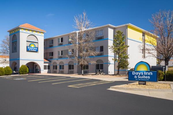 Na fotografii je vidět objekt Days Inn & Suites by Wyndham Airport Albuquerque nacházející se ve městě Albuquerque.
