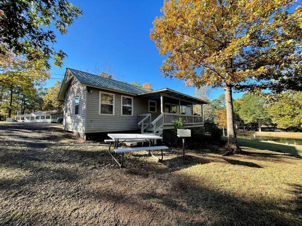 Charming Waterfront Cabin With Private Stocked Pond Near Zwolle, Louisiana - Toledo Bend Reservoir