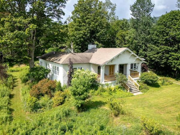 Charming Spanish Courtyard Retreat With Garden & Porch Views In Margaretville, New York - Margaretville, NY