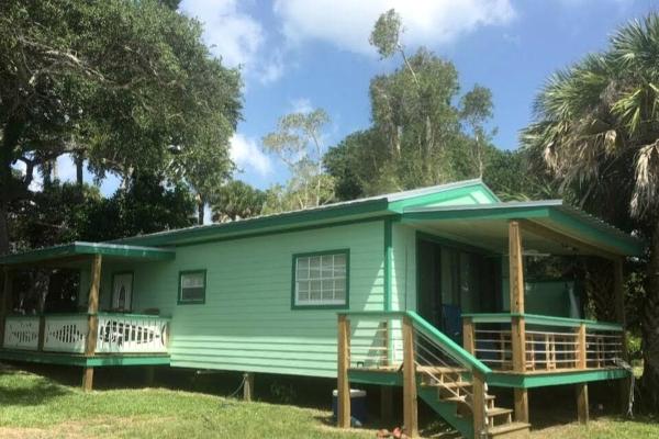 Beautiful Waterfront Cottage For A Peaceful Romantic Escape In Micco, Florida - Sebastian