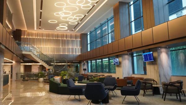 写真にはRawabagol市にあるGrand Anara Airport Hotelが写っています。