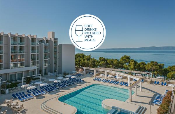 Na foto é possível ver o objeto Bluesun Hotel Alga localizado na cidade de Tučepi.
