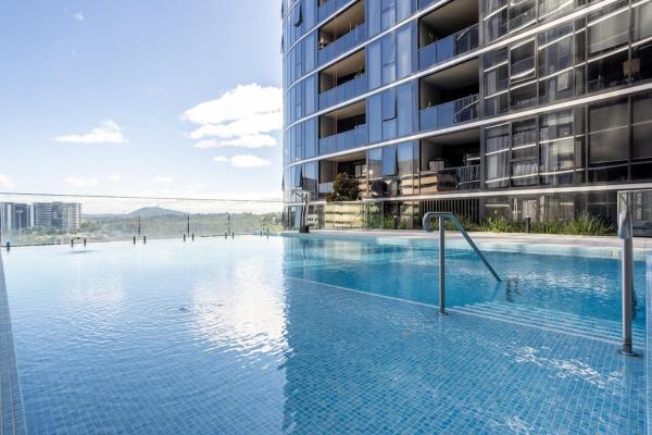 Elegant 3br Retreat With Pool, Parking & Balcony - Canberra