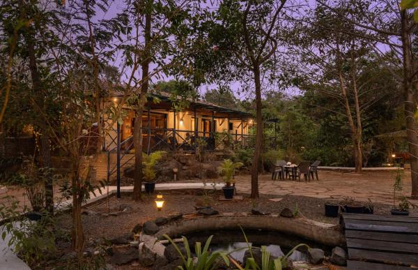 På billedet ses objektet SaffronStays Terra Soul - 3BR eco-luxury pet-friendly pool villa with gazebos, bar & fish pond near Imagica & Pali Temple beliggende i byen Jambhulpāda.