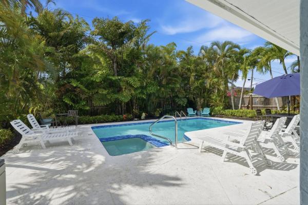 Beach-ready Pool & Spa Home Bikes Gear Included - Naples, FL