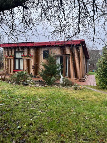 Na fotografii je vidět objekt Atpūtas vieta ar pirti, with wi-fi, self check in and private parking nacházející se ve městě Liepene.