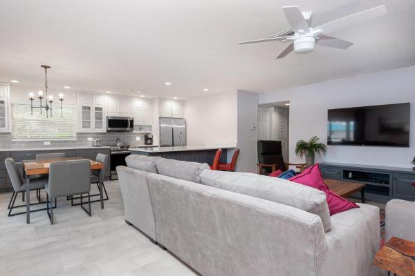 Modern Corner Unit B5 At Sanibel Arms West - 140 Steps To The Beach - Sanibel, FL