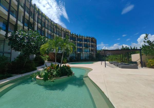 Na zdjęciu widoczny jest obiekt Jungle Loft Patio Selva 4 Pools Beach Club położony w mieście Tulum.