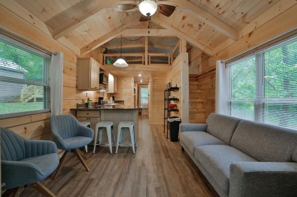 A la foto es mostra l'objecte Lena Cabin Wooded Tiny Cabin - Hot Tub situat a la ciutat de Chattanooga.
