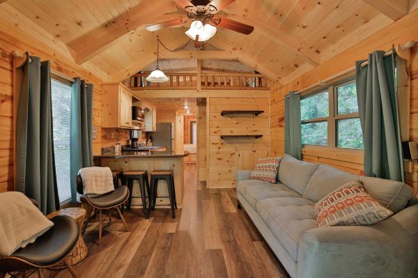 A la foto es mostra l'objecte Bryce Cabin Lookout Mtn Tiny Home W Swim Spa situat a la ciutat de Chattanooga.