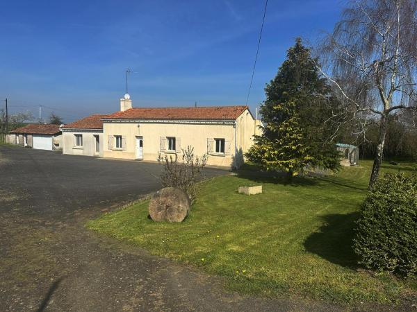 Lovely Holiday Home In Loire For 10 - La Pommeraye