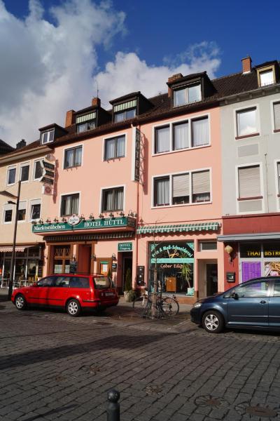 The photo shows the Hotel Hüttl located in the city of Worms.