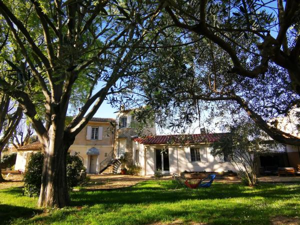 Na zdjęciu widoczny jest obiekt Le Refuge du Vieux Moulin położony w mieście Arles.