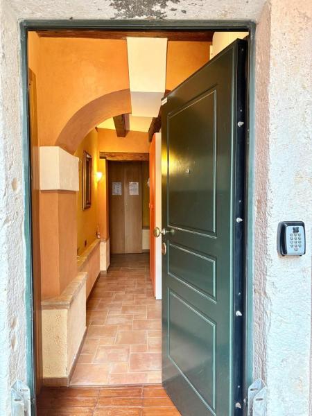 A la foto es mostra l'objecte Casa delle gondole situat a la ciutat de Venècia.