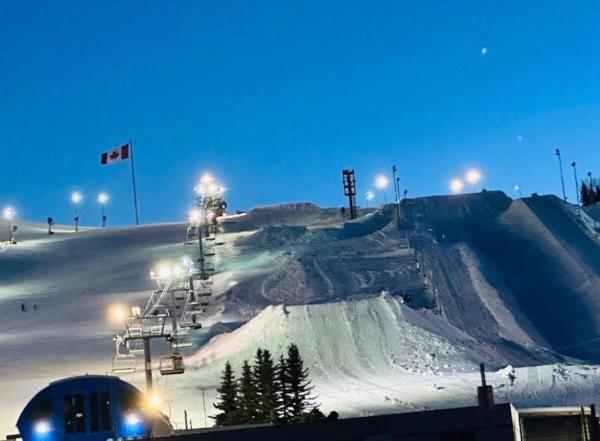 Rocky Ridge Retreat, Your Gateway To The Rockies - Calgary