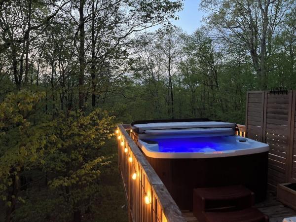 Lovers Edge A Frame - Secluded Romance, Hot Tub,sauna,firepit & Xl Deck With Forrest Scenery, Pocono Mountain Retreat - Pocono Mountains, PA