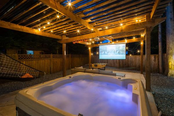 Bunny Bliss - Upper Level Hottub Firepit Theatre - Langley