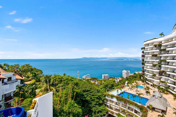 Modern Coastal Villa With Ocean Views, Pool, Wifi & Full Kitchen - Conchas Chinas
