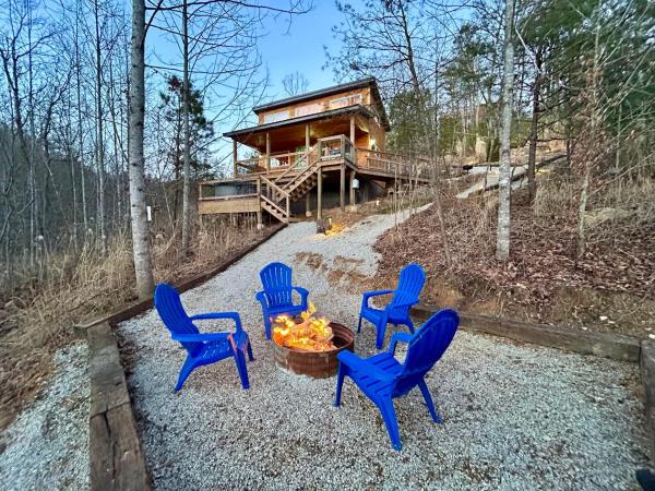 Muir's Retreat - Hot Tub - Pet Friendly - Private - Located Just Minutes From Nada Tunnel - Slade, KY