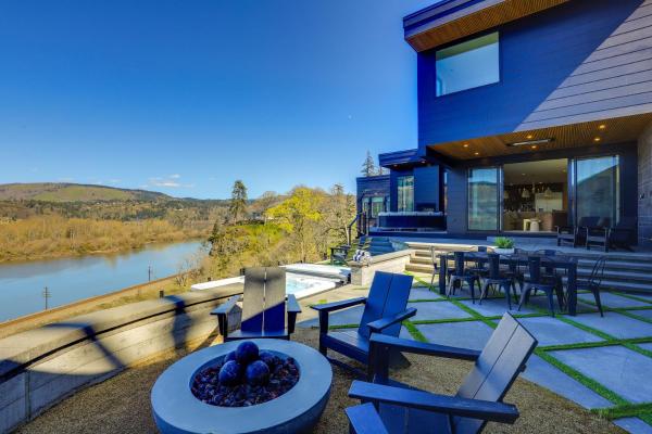 Private Hot Tub! Luxe Hood River Retreat Near Dtwn - Hood River, OR