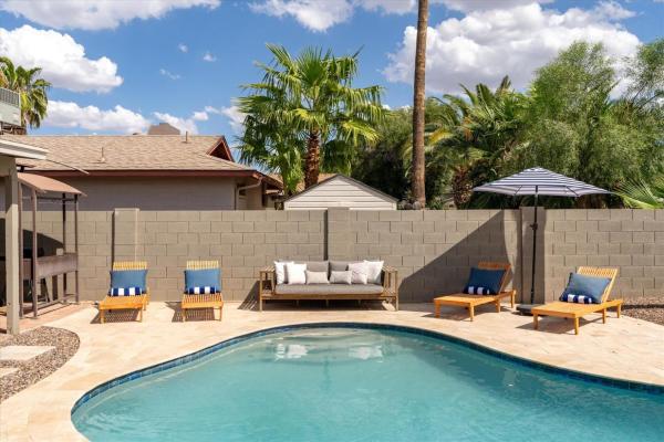 Min From Sports Stadiums Pool & Hot Tub - Glendale, AZ