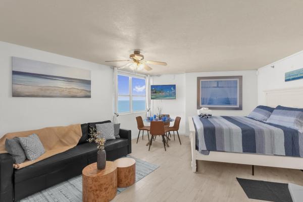 The Vista Oceanfront Studio View Kingbed Pool Gym - Daytona Beach, FL