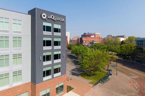 A la foto es mostra l'objecte La Quinta Inn & Suites by Wyndham Chattanooga Downtown/South situat a la ciutat de Chattanooga.
