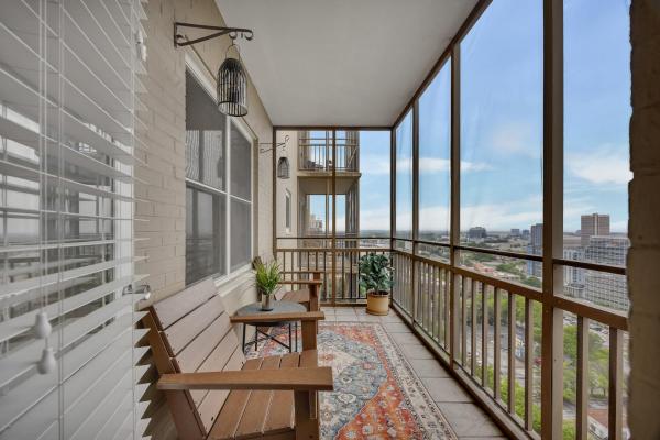 Downtown Condo W Balcony & Workspace - Atlanta, GA