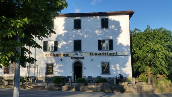 写真にはVilla Dogana市にあるAlbergo Ristorante Gualtieriが写っています。