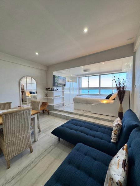Fotografie 1: Accommodation Front - Luxurious 2 Sleeper Overlooking the Beachfront