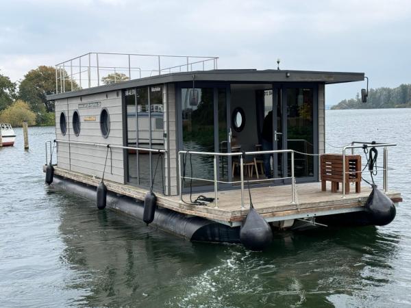Nella foto è visibile l'oggetto Hausboot Marieke führerscheinfrei situato nella città di Schwerin.