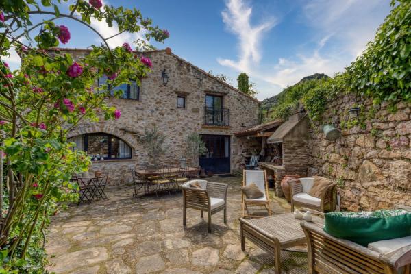 The photo shows the La Remise du Bousquet de la Balme located in the city of Brenas.