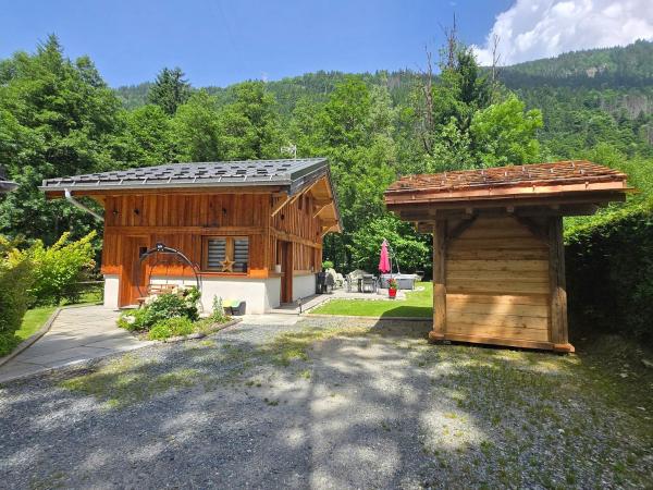 Na fotografii je vidět objekt Chalet Pierre d Anatase nacházející se ve městě Bionnay.
