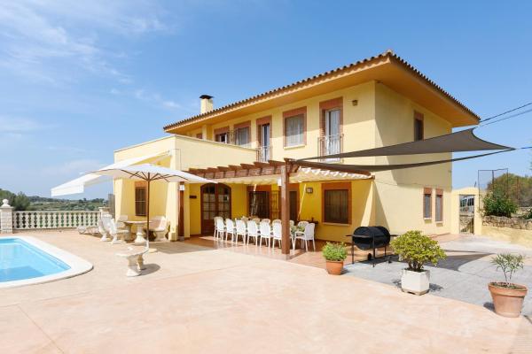 The photo shows the Cal Vimon located in the city of Les Masuques.