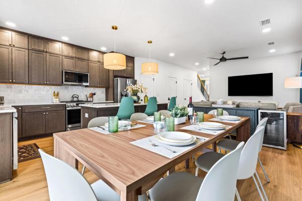 Heights House Upscale Retreat Close To Dwntwn & Beach - Pensacola, FL