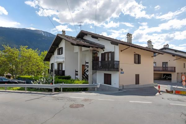 På billedet ses objektet Casa D'Agostino beliggende i byen Aosta.